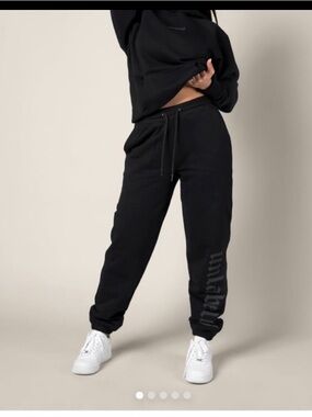 Unlabeled old English jogger - black